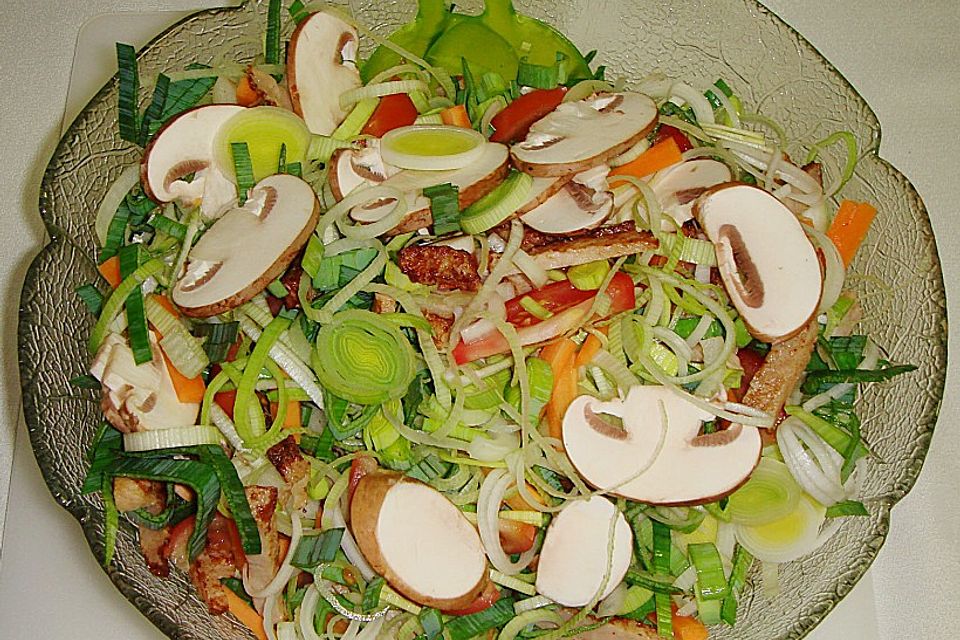 Lauchsalat mit Champignons und Hähnchenbruststreifen