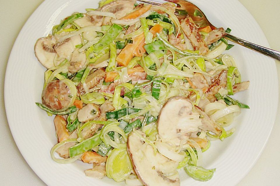 Lauchsalat mit Champignons und Hähnchenbruststreifen