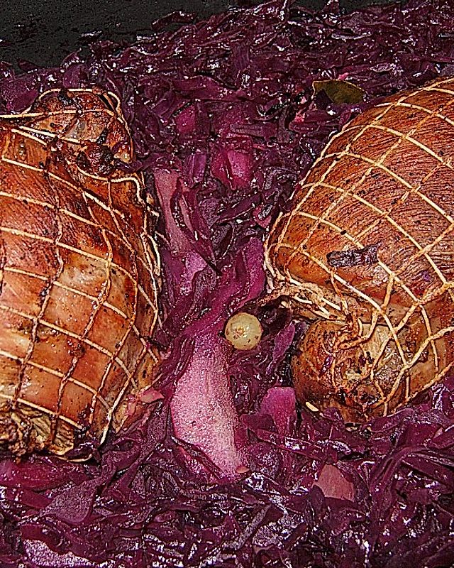 Putenrollbraten mit Rotkohl-Birnen-Traubengemüse