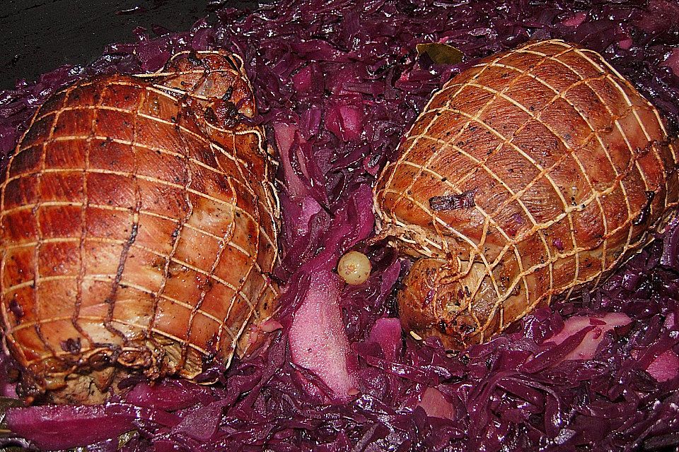 Putenrollbraten mit Rotkohl-Birnen-Traubengemüse