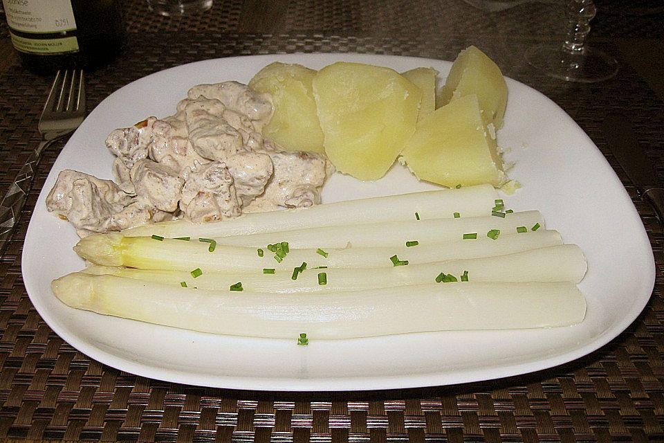 Kalbsgeschnetzeltes in Rahmsoße an weißem Spargel