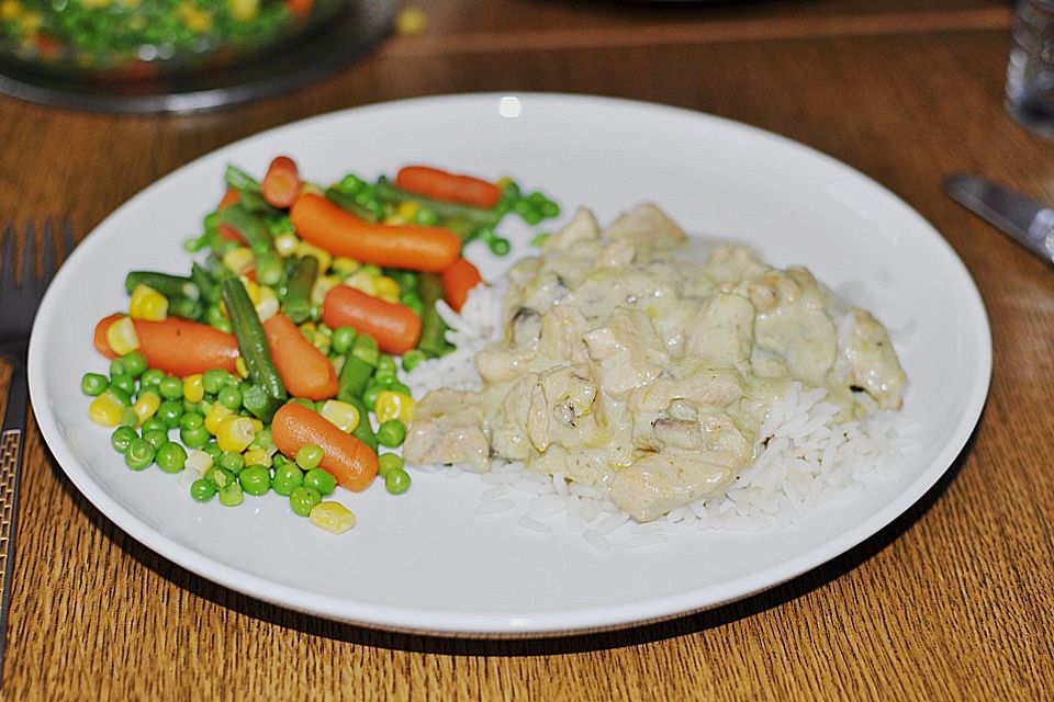 Kalbsgeschnetzeltes in Rahmsoße an weißem Spargel