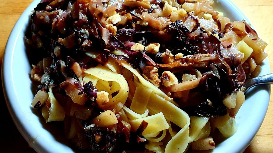 Pasta mit Gorgonzolasauce, Birnen, Radicchio und Walnüssen von TomKaGai Pasta mit Gorgonzolasauce, Birnen, Radicchio und Walnüssen von TomKaGai