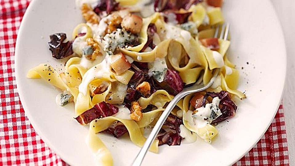 Pasta-mit-Gorgonzolasauce-Birnen-Radicchio-und-Waln-ssen
