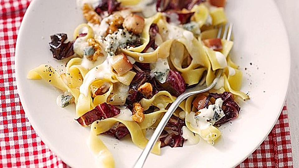 Pasta mit Gorgonzolasauce, Birnen, Radicchio und Walnüssen von TomKaGai ...