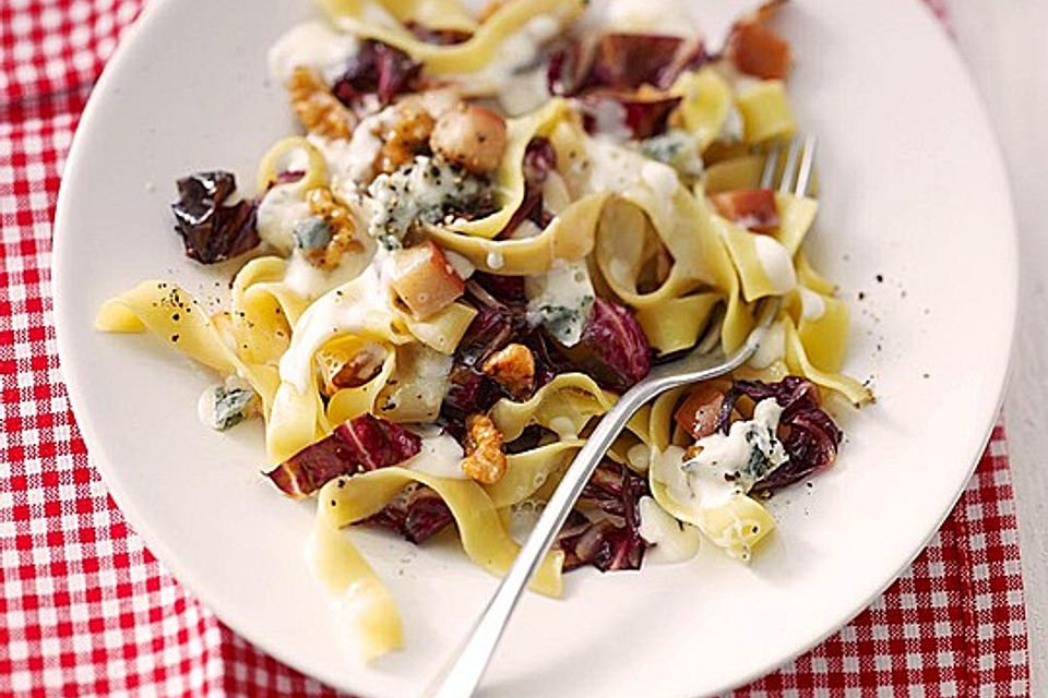 Pasta mit Gorgonzolasauce Birnen, Radicchio und Walnüssen