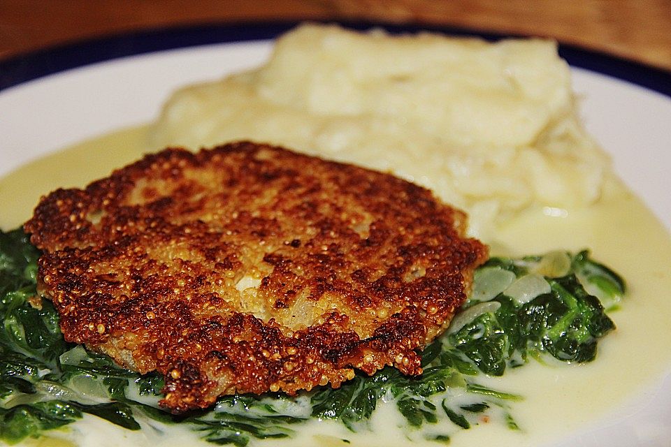 Quinoa-Bratlinge auf Gorgonzolaspinat