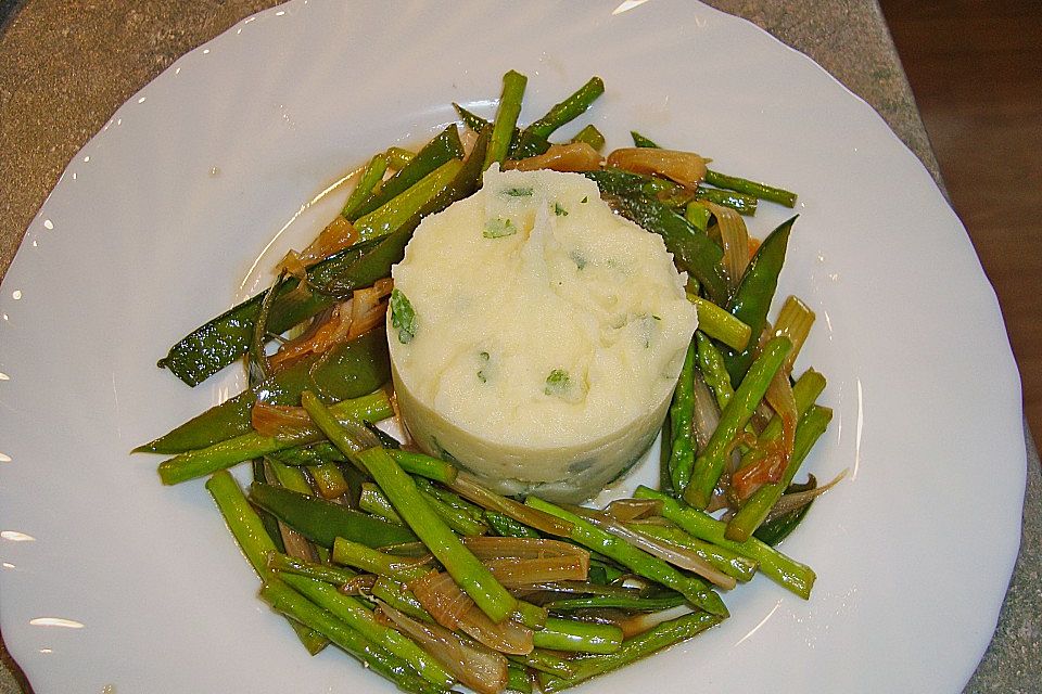 Gebeizter Thunfisch auf  Korianderstampf mit Spargel-Schotengemüse