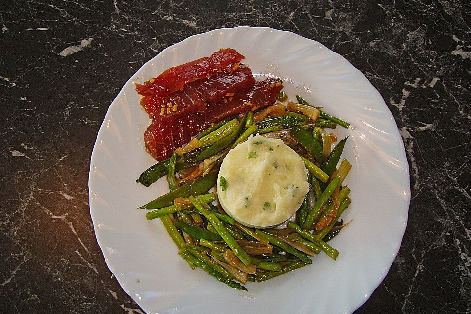 Gebeizter Thunfisch auf  Korianderstampf mit Spargel-Schotengemüse