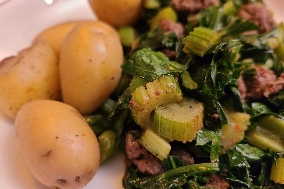 Staudensellerie mit Hackfleisch