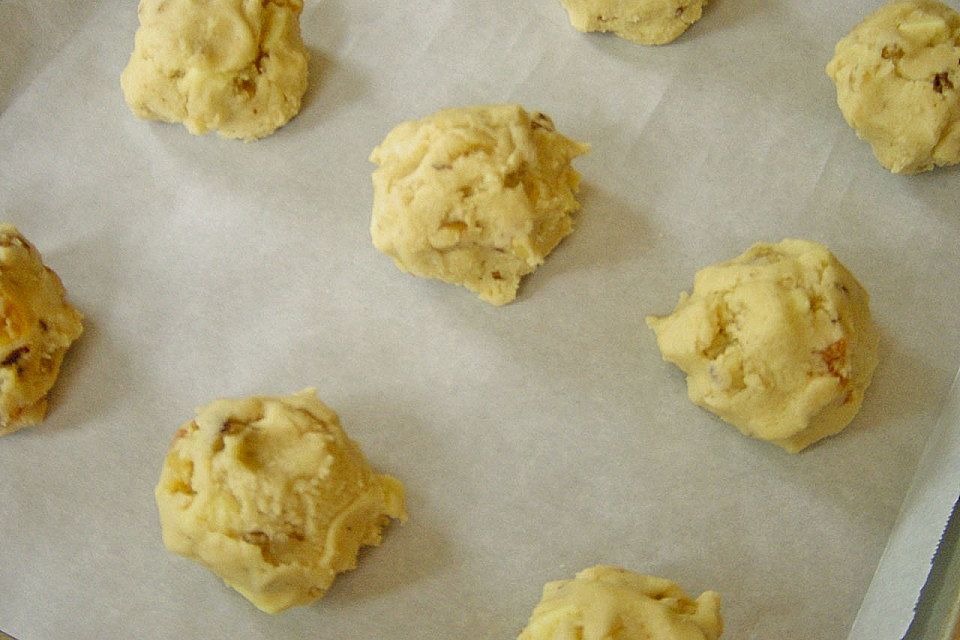 Cookies mit weißer Schokolade, Aprikosen und Walnüssen