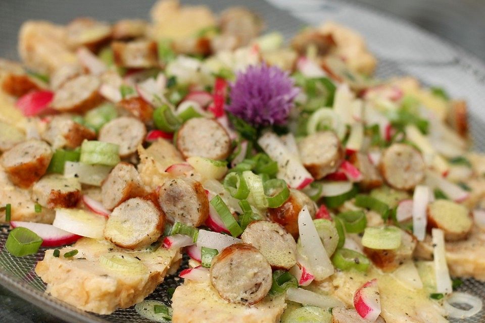 Semmelknödelsalat mit Bratwurst