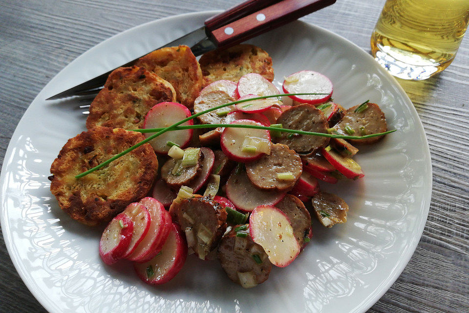 Semmelknödelsalat mit Bratwurst