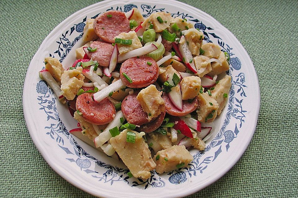 Semmelknödelsalat mit Bratwurst