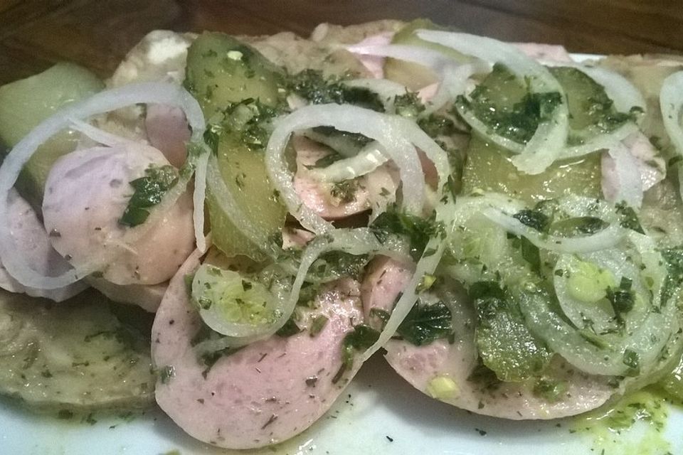 Semmelknödelsalat mit Bratwurst