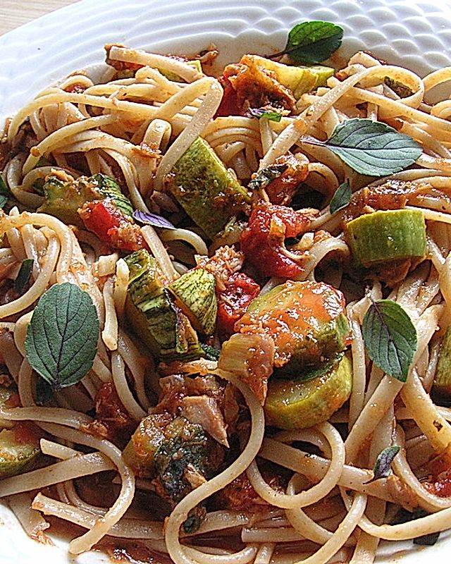 Spaghetti in Zucchini-Thunfisch Sauce