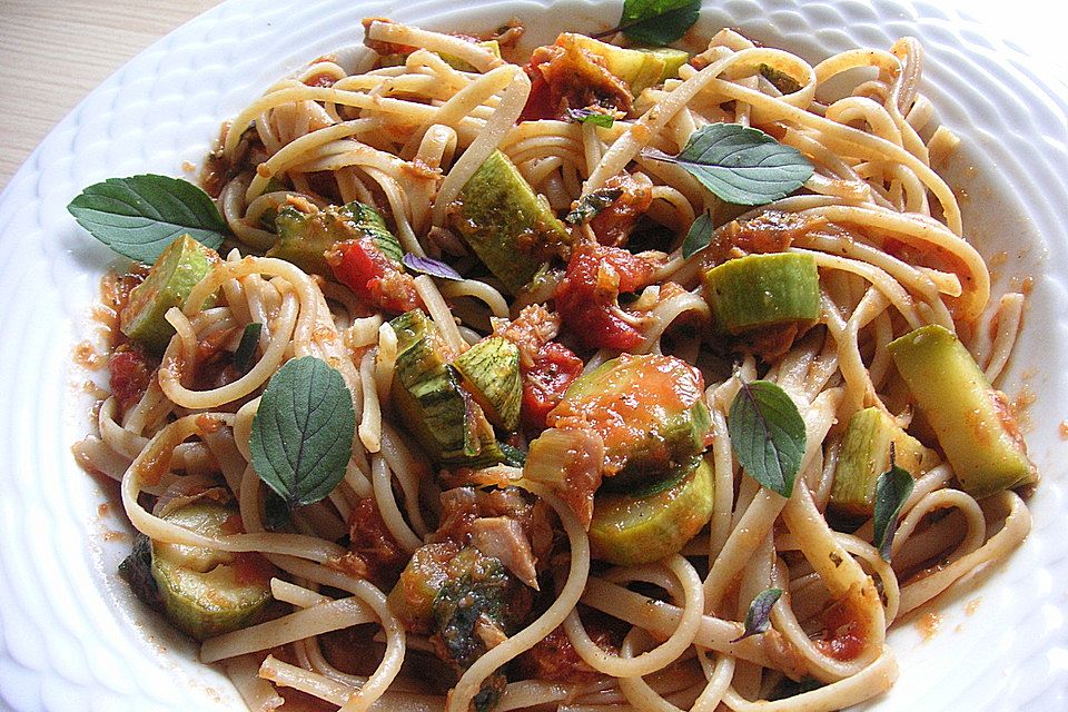 Spaghetti in Zucchini-Thunfisch Sauce