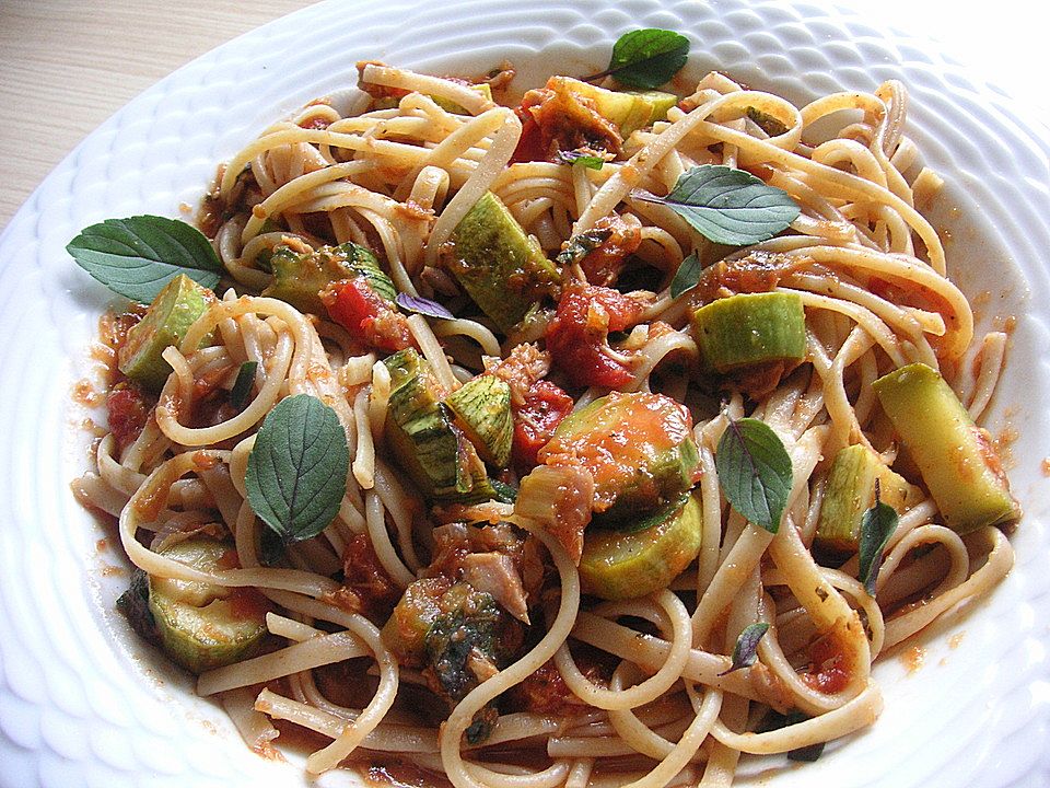 Spaghetti In Zucchini Thunfisch Sauce Von Rocky73 Chefkoch