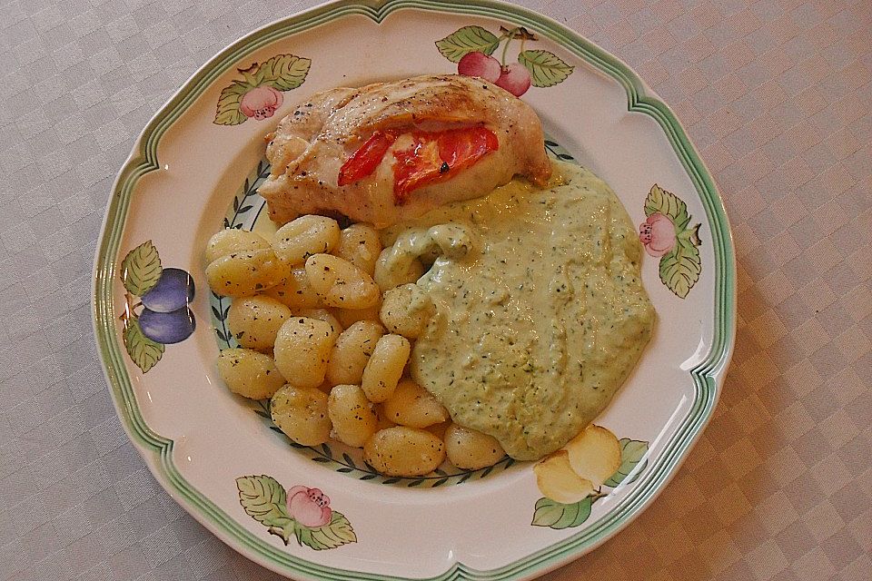 Kräutergnocchi mit Basilikumsauce und Hähnchenbrustfilet