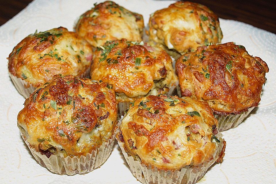 Gefüllte, deftige Muffins mit Tomate und Schinken