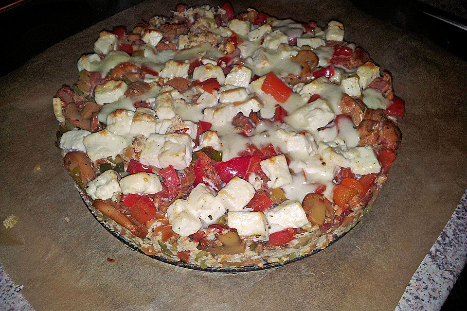 Vegetarische Nudelpizza mit Feta