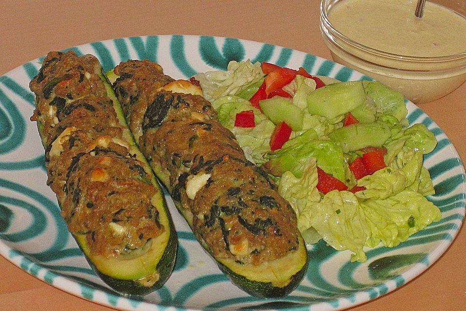 Zucchini mit Hackfleisch-Spinat-Feta Füllung