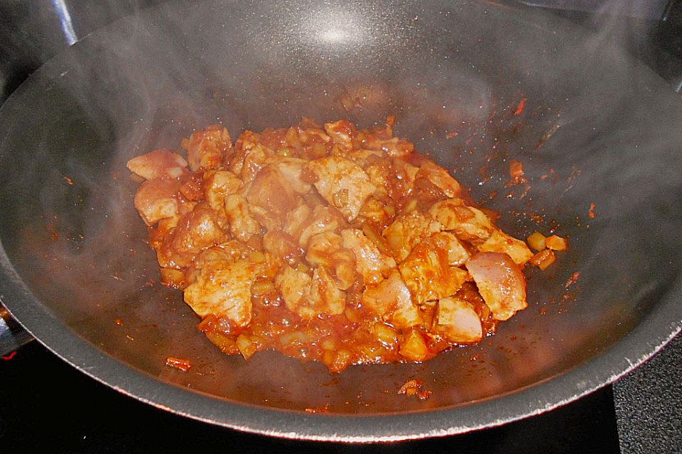 Scharfes Curryhähnchen  aus dem Wok mit Reis