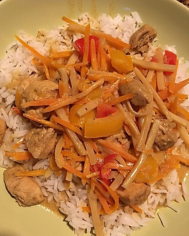 Scharfes Curryhähnchen  aus dem Wok mit Reis