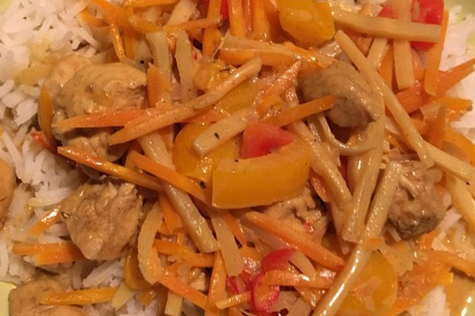 Scharfes Curryhähnchen  aus dem Wok mit Reis