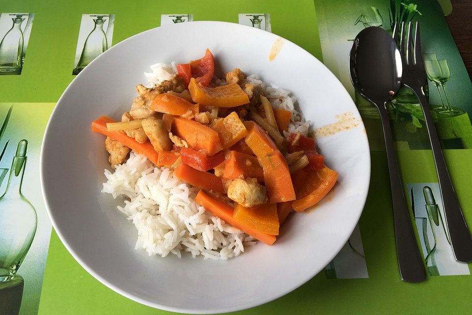 Scharfes Curryhähnchen  aus dem Wok mit Reis