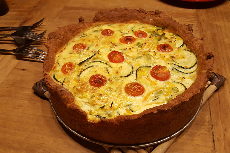 Gemüsekuchen mit Kirschtomaten und Zucchini