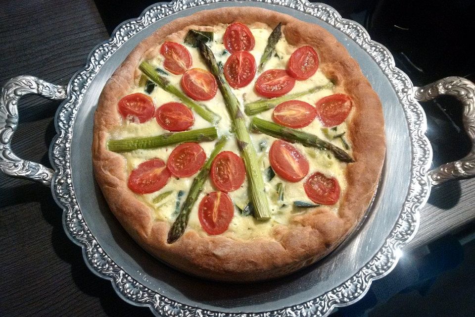 Gemüsekuchen mit Kirschtomaten und Zucchini