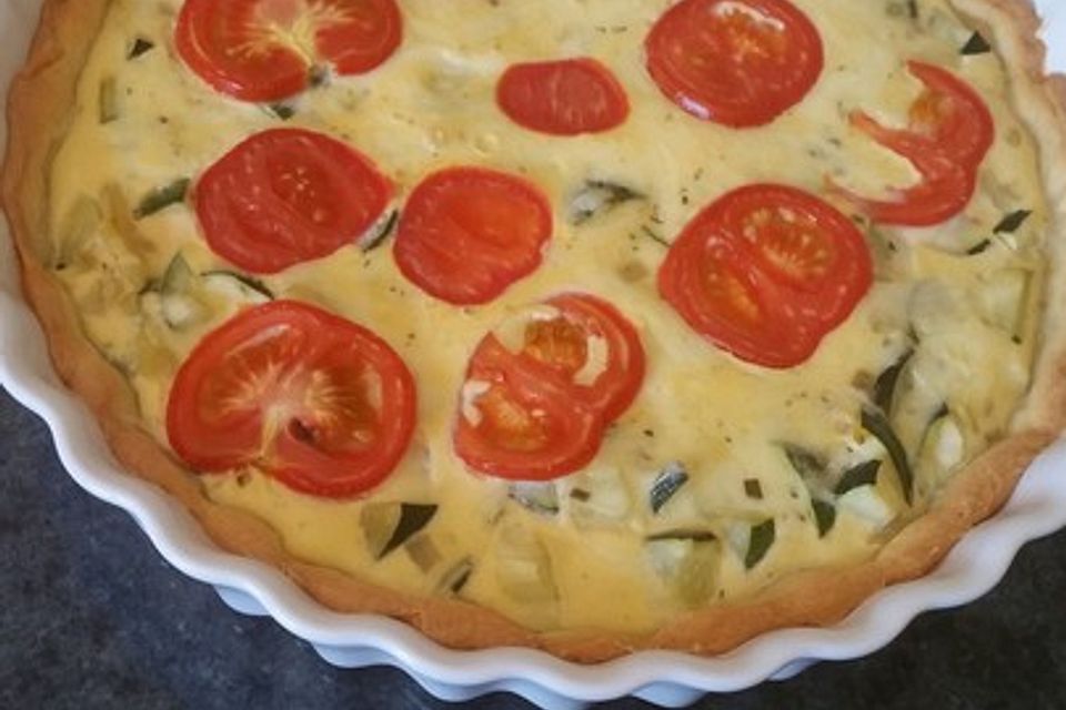 Gemüsekuchen mit Kirschtomaten und Zucchini