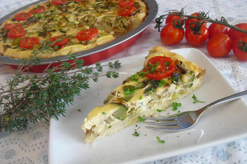 Gemüsekuchen mit Kirschtomaten und Zucchini