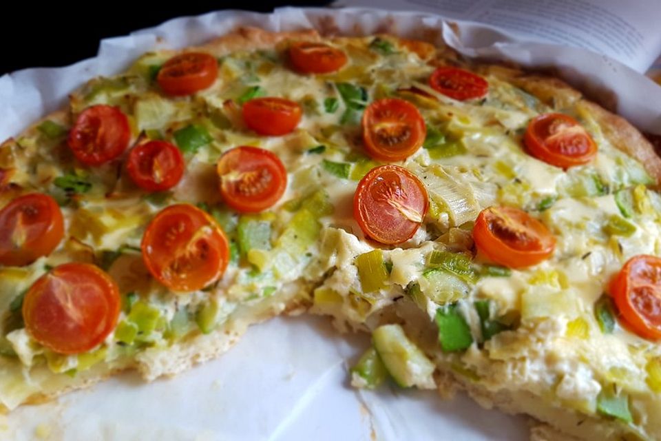 Gemüsekuchen mit Kirschtomaten und Zucchini