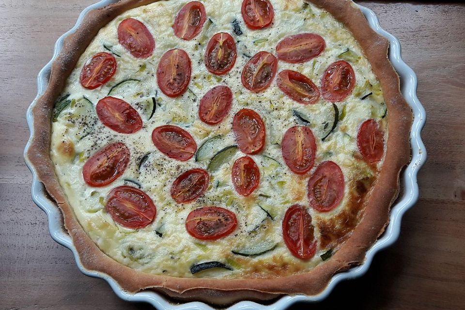 Gemüsekuchen mit Kirschtomaten und Zucchini