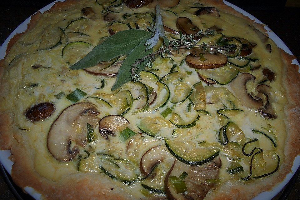 Gemüsekuchen mit Kirschtomaten und Zucchini