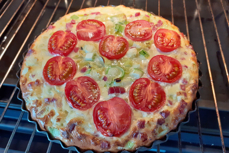 Gemüsekuchen mit Kirschtomaten und Zucchini