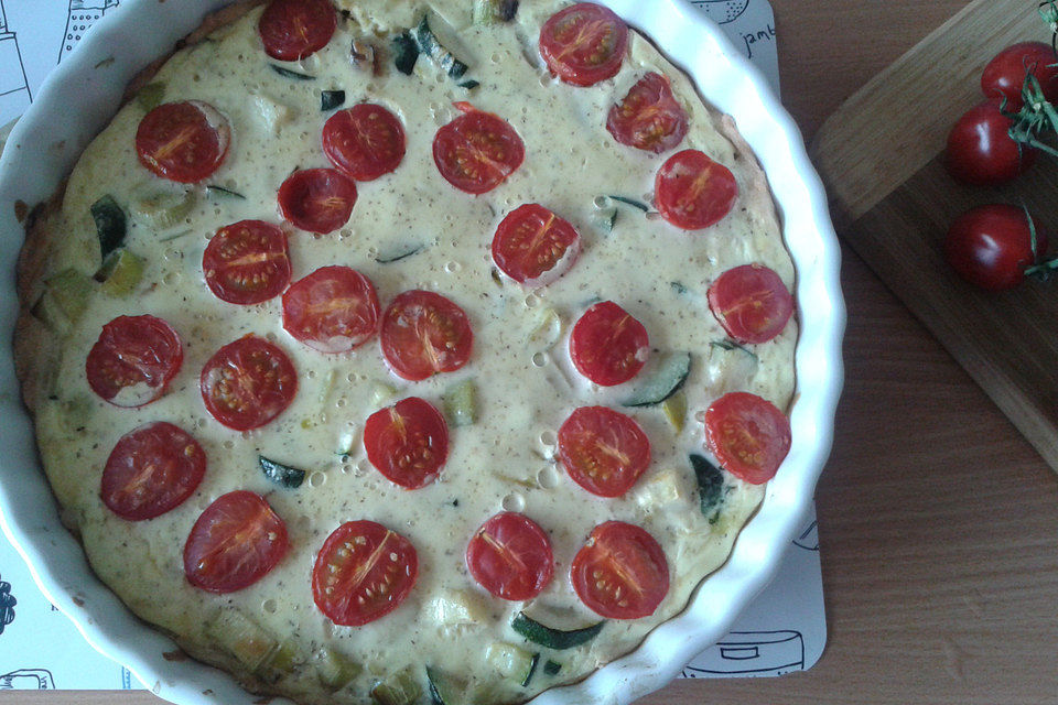 Gemüsekuchen mit Kirschtomaten und Zucchini