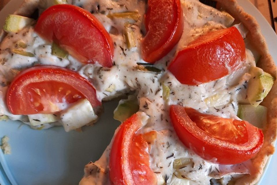 Gemüsekuchen mit Kirschtomaten und Zucchini