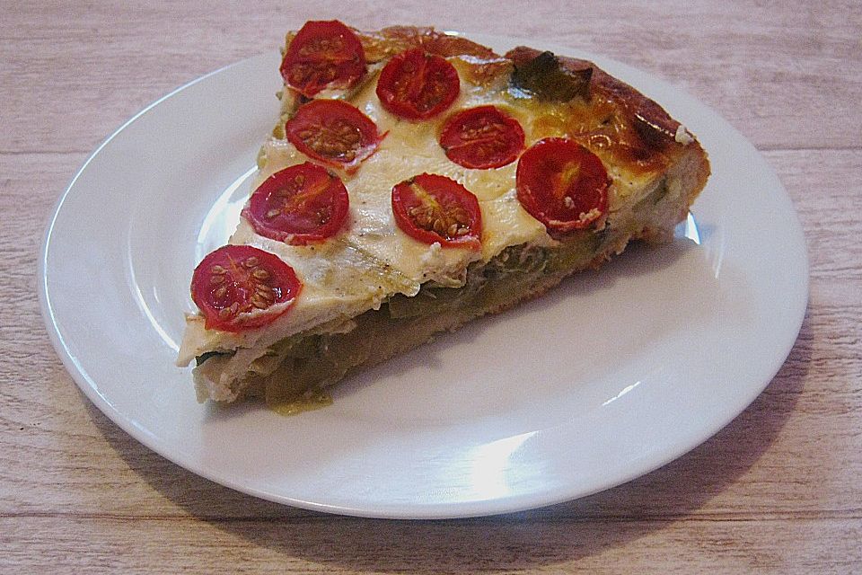 Gemüsekuchen mit Kirschtomaten und Zucchini