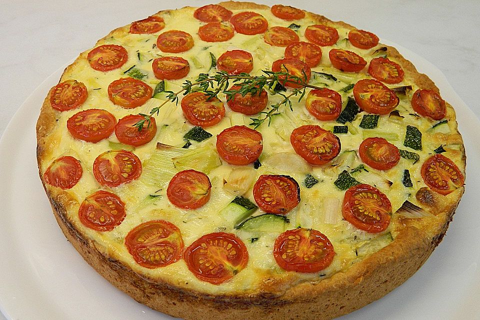 Gemüsekuchen mit Kirschtomaten und Zucchini