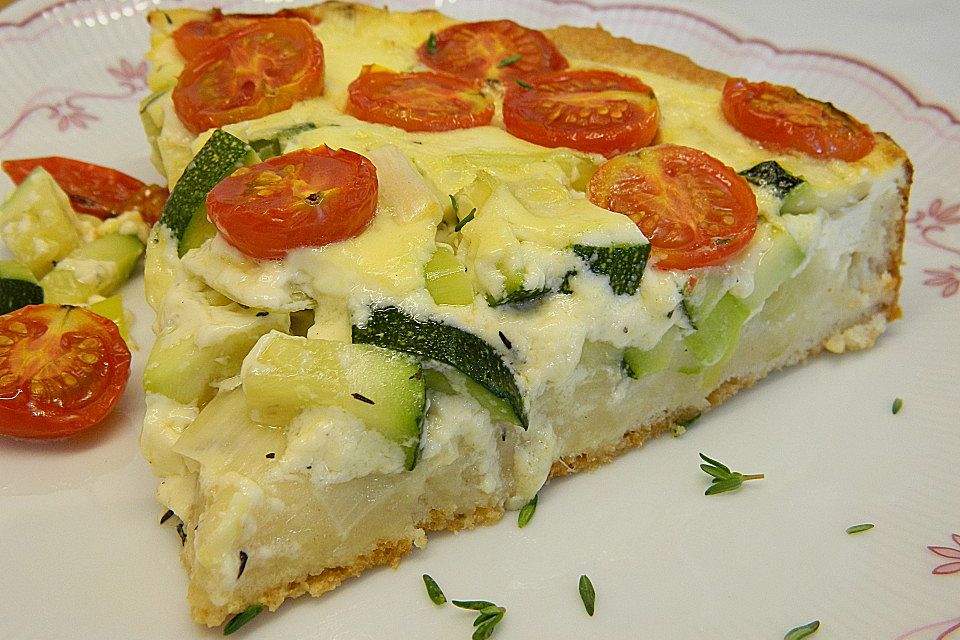 Gemüsekuchen mit Kirschtomaten und Zucchini