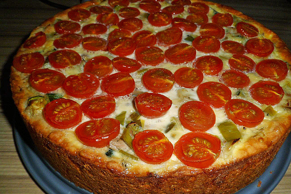 Gemüsekuchen mit Kirschtomaten und Zucchini