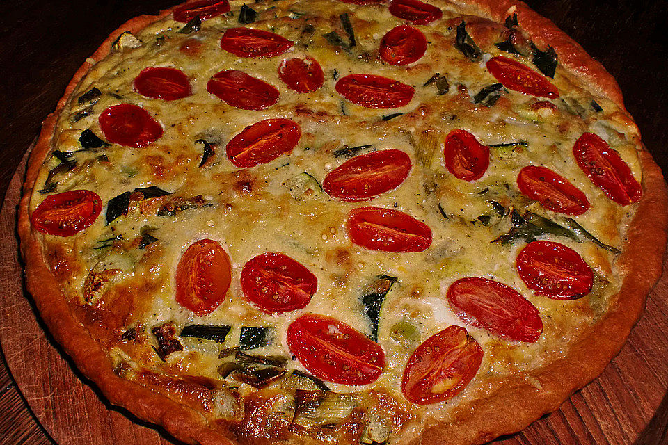 Gemüsekuchen mit Kirschtomaten und Zucchini