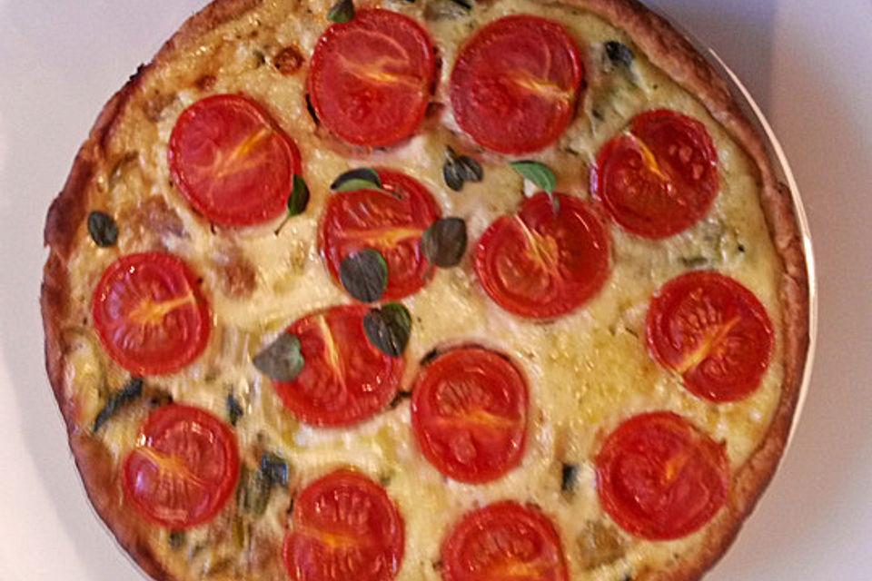 Gemüsekuchen mit Kirschtomaten und Zucchini