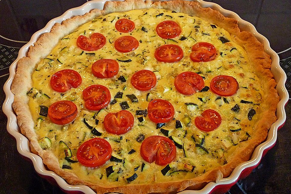 Gemüsekuchen mit Kirschtomaten und Zucchini