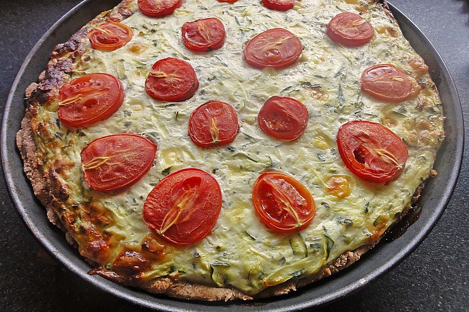 Gemüsekuchen mit Kirschtomaten und Zucchini