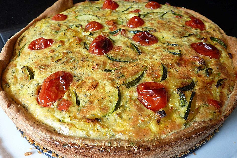 Gemüsekuchen mit Kirschtomaten und Zucchini