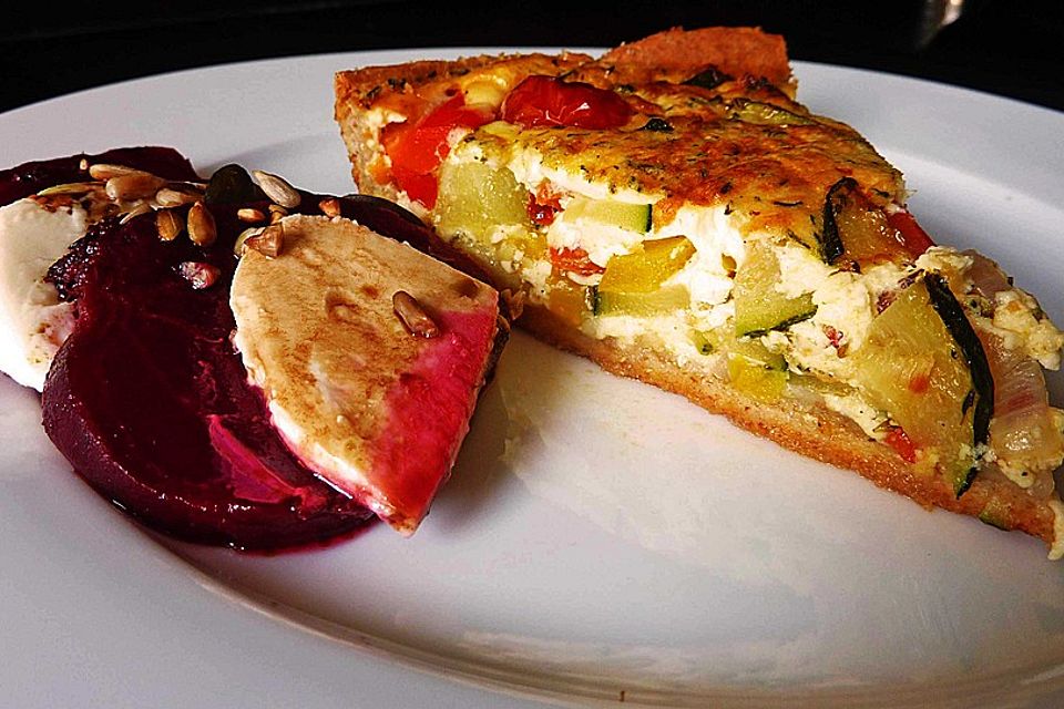 Gemüsekuchen mit Kirschtomaten und Zucchini